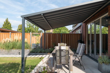 Zonnescherm op steunpalen inhuis plaza